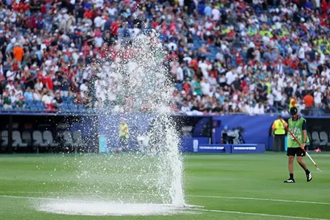 عطل في نظام رشاشات المياه يضرب مباراة النرويج والعراق بكأس العالم
